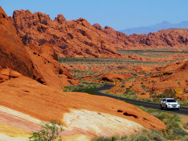 Lái xe dọc tuyến đường Thung lũng Lửa tại bang Nevada ở Mỹ, du khách có cơ hội chiêm ngưỡng cấu trúc sa thạch đỏ trông như lửa khi phản chiếu ánh nắng mặt trời. Cung đường này cũng được coi là một trong những điểm du lịch hấp dẫn nhất nước Mỹ.