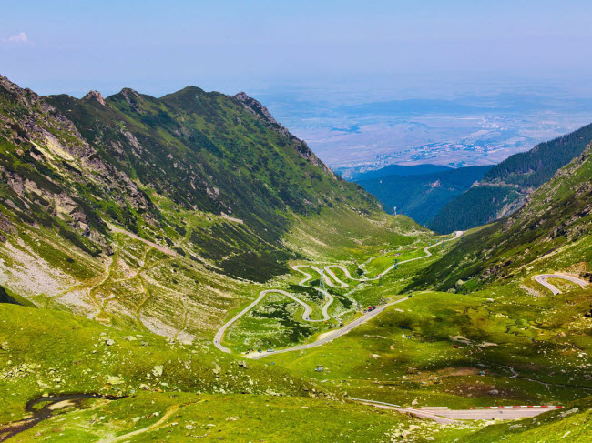 Con đường Transfăgărășan chạy ngoằn ngoèo dọc những đỉnh núi cao nhất tại Romania. Kết nối hai tỉnh có lịch sử lâu đời là&nbsp;Transylvania và Wallachia, cung đường này có 5 đường hầm, 27 cầu cạn và 831 cây cầu nhỏ.