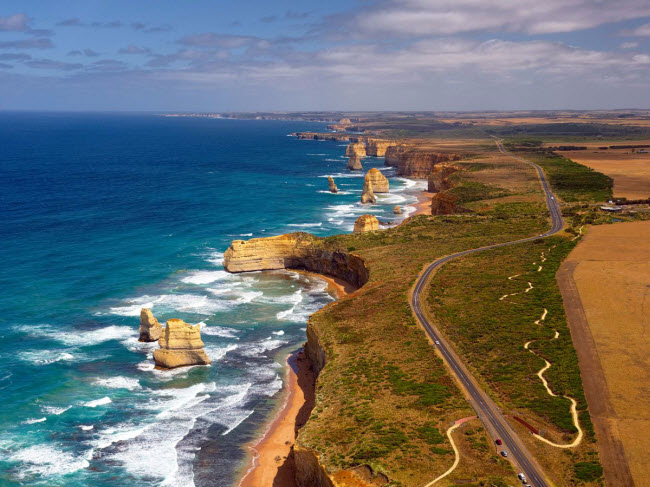 Nằm dọc bờ biển ở Australia, Great Ocean là cung đường ven biển có phong cảnh đẹp nhất thế giới. Đi dọc tuyến đường này, du khách có thể chiêm ngưỡng cảnh mọi người lướt sóng, các thị trấn ven biển, rừng và nhiều ngọn hải đăng.