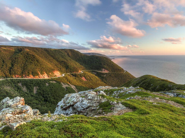 Nằm tại tỉnh Nova Scotia, Cabot Trail là một trong những tuyến đường có phong cảnh đẹp nhất Canada. Lái xe dọc cung đường này, du khách có cơ hội đi qua đảo Cape Breton với cảnh biển ngoạn mục, các địa điểm văn hóa và ngôi làng thanh bình.