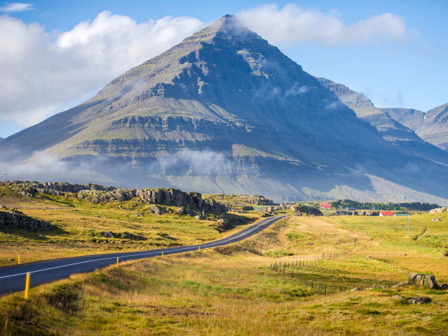 Tuyến quốc lộ Route 1 chạy vòng quanh Iceland, kết nối những thành phố đông dân cư nhất ở nước này. Dọc cung đường, bạn có thể chiêm ngưỡng dòng sông băng, bãi biển cát đen, suối nước nóng, chim hải âu cổ rụt và cá voi.