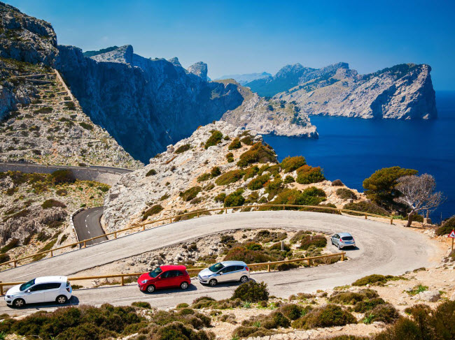 Con đường Cap de Formentor tại thành phố Mallorca ở Tây Ban Nha có nhiều phong cảnh hấp dẫn du khách như vách núi dựng đứng chạy thẳng ra biển. Bạn cũng có thể dừng chân tại một số bãi biển và điểm ngắm cảnh dọc tuyến đường.