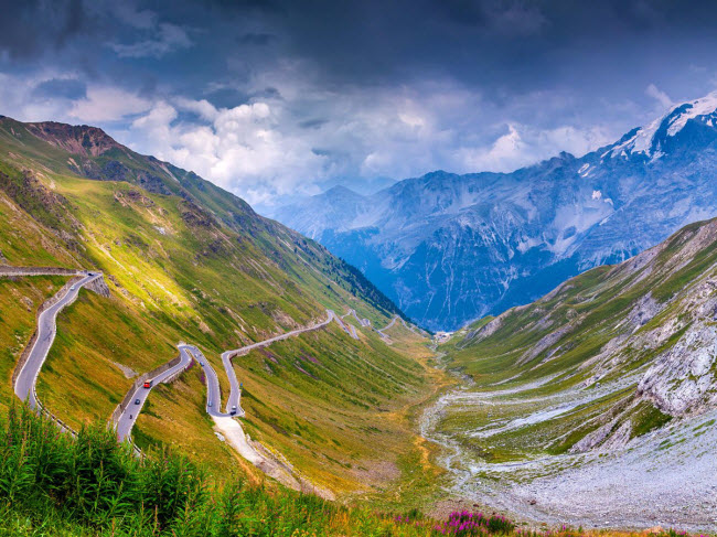 Con đường Stelvio Pass chạy dọc sườn núi Alps ở Italia đầy&nbsp;thách thức và&nbsp;hấp dẫn&nbsp;du khách mê khám phá mạo hiểm. Cung đường này có 48 khúc cua gấp thử thách kỹ năng của các tài xế.