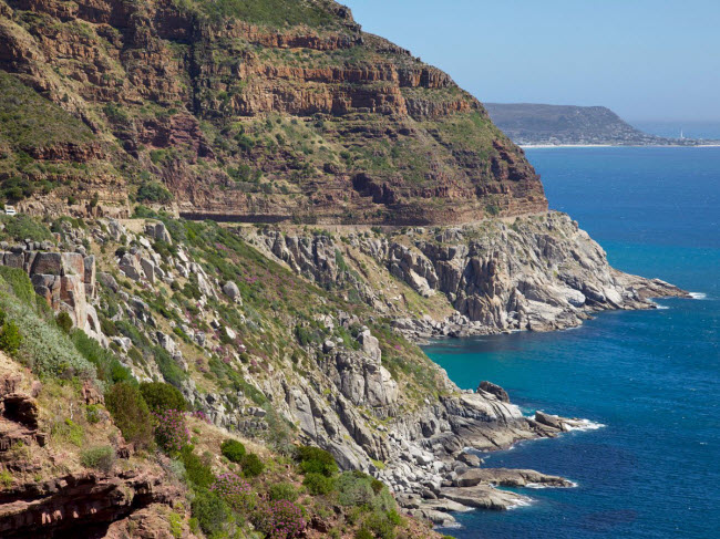 Đường Peak Drive có chiều dài 9km, nối giữa hai vịnh Hout Bay và Noordhoek ở phía tây thành phố Cape Town, Nam Phi. Tuyến đường có 114 khúc cua với phong cảnh ngoạn mục.