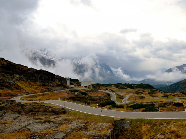 Con đường San Bernardino Pass, chạy dọc sườn núi Alps ở Thụy Sĩ, giúp tài xế có cơ hội chiêm ngưỡng nhiều cảnh đẹp như những ngôi làng nhỏ yên tĩnh và cảnh núi non hùng vĩ, nhưng các tay lái có thể gặp khó găn với những đoạn cua gập và mặt đường nhỏ hẹp.