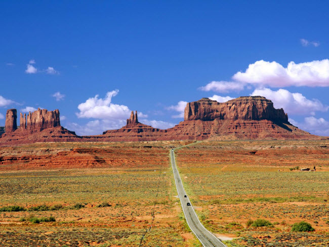 Đường Byway 163 chạy từ giáp biên giới bang Arizona tới thung lũng Monument ở bang Utah, Mỹ. Trong quá trình lái xe, bạn có thể chiêm ngưỡng các cấu trúc sa thạch đỏ và sa mạc đặc trưng ở Mỹ.