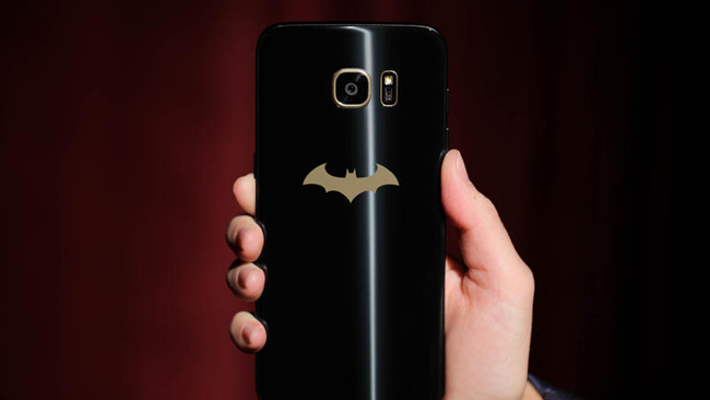 Mặt lưng là logo Batman