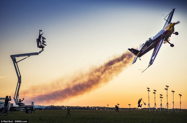 Phi công Martin Sonka điều khiển máy bay nhào lộn trong cuộc thi&nbsp;Air Race tổ chức ở Moravska Trebova, CH Czech.