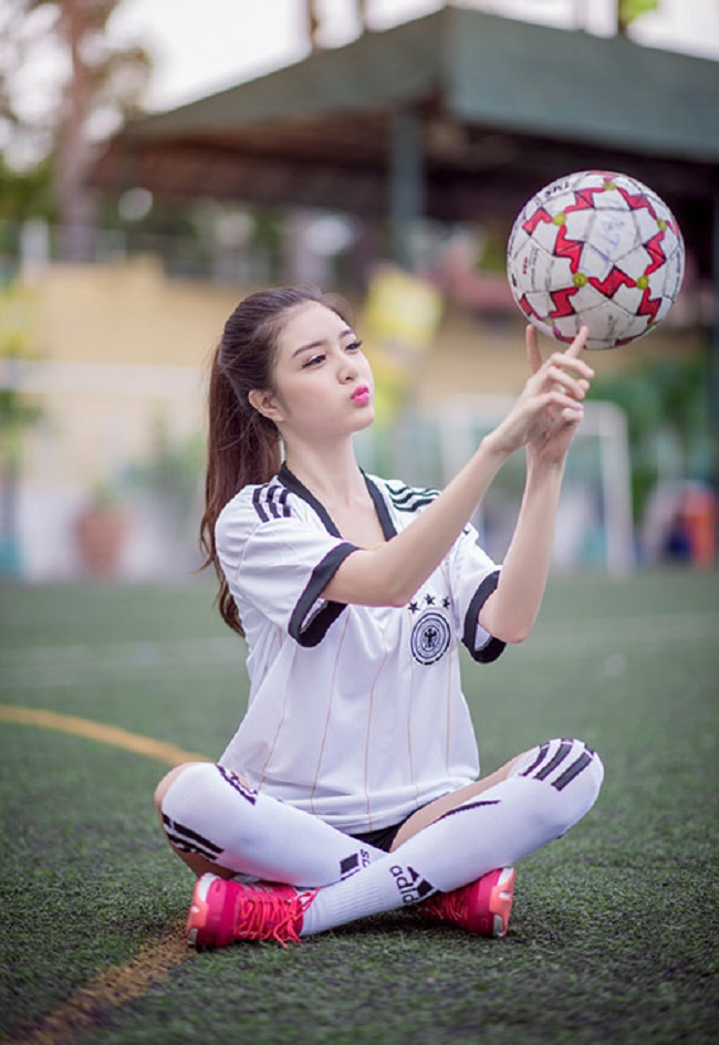 Trước đó, trong mùa&nbsp;World Cup&nbsp;năm 2014,&nbsp;&nbsp;Lilly Luta cũng&nbsp;thực hiện bộ ảnh trong trang phục thể thao khỏe khoắn&nbsp;để tỏ lòng hâm mộ với các chân sút điển trai người Đức - đội bóng cô yêu mến.&nbsp;