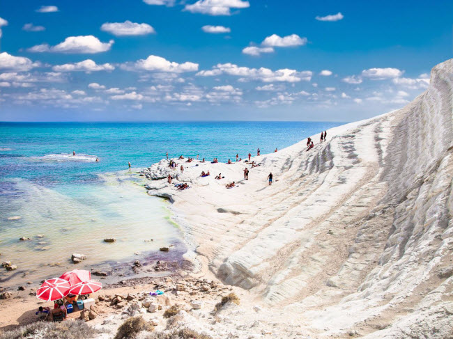 Vách đá trắng Scala dei Turchi ở Agrigento &#40;Italia&#41;, bị xói mòn thành dạng bậc thang, cho phép du khách đi bộ xuống bãi biển phía dưới. Bạn cũng có thể nhảy xuống nước từ các vách đá cạnh đó.