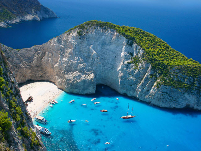 Bãi biển Navagio hay còn gọi là bãi “Tàu Đắm” nằm ở một vịnh hẹp trên đảo Zakynthos ở Hi Lạp. Nơi đây nổi tiếng với cát trắng muốt và nước xanh biếc cùng xác một chiếc tàu chở hàng lậu trôi dạt vào bờ từ những năm 1980.