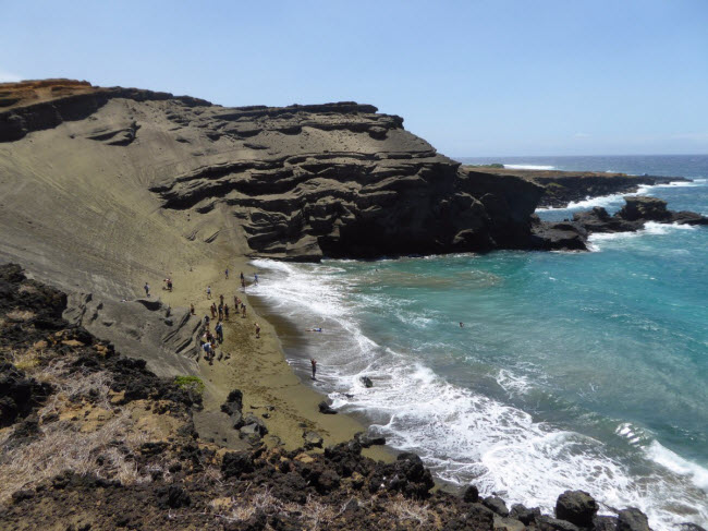 Bãi biển Papakōlea Beach nằm trên đảo Big ở Hawaii có một tên gọi khác là Bãi Cát Xanh do cát ở đây có màu xanh đặc trưng. Màu sắc khác lạ này gây ra bởi khoáng chất olivin từ đá dung nham xung quanh vịnh Mahana.