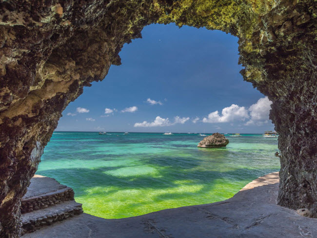 Du khách là trung tâm của mọi hoạt động tại bãi biển White trên đảo Boracay, Phillipines. Nơi đây có rất nhiều khu nghỉ dưỡng, khách sạn, điểm mua sắm, nhà hàng và quán bar. Ngoài ra, bãi biển cũng là nơi lý tưởng để ngắm hoàng hôn.