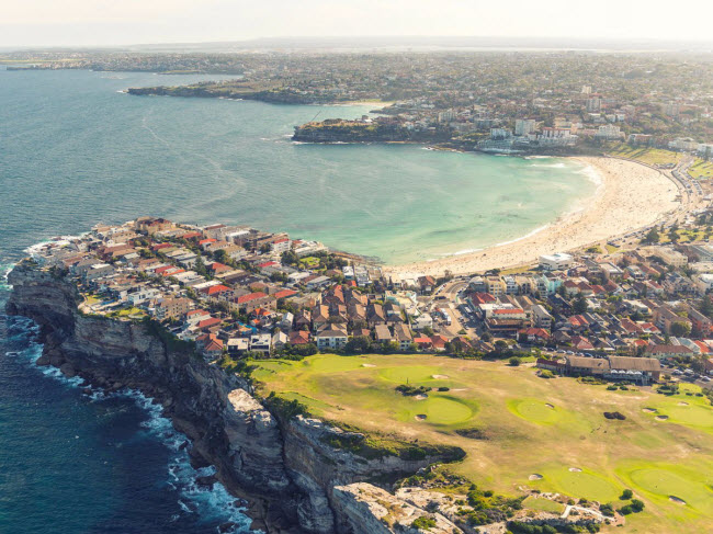 Bãi biển Bondi là một trong những địa điểm du lịch hấp dẫn nhất ở Sydney, Australia. Nơi đây hàng năm tổ chức rất nhiều sự kiện từ các cuộc thi lướt ván cho tới lễ hội pháo hoa mừng năm mới. Ngoài tắm biển, du khách có thể đi dạo, mua sắm, ăn tại các nhà hàng dọc phố ven biển.