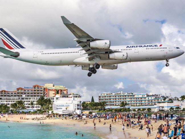 Bãi biển Maho nằm trên khu vực phía Hà Lan của đảo St. Martin, Caribbe. Tại đây, du khách còn&nbsp;có trải nghiệm rùng mình khi tận mắt thấy&nbsp;máy bay lướt qua đầu chỉ vài mét trước khi&nbsp;hạ cánh xuống&nbsp;sân bay quốc tế Princess Juliana.