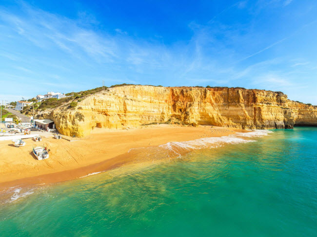 Praia de Benagil là một bãi biển nhỏ nằm giữa các vách đá ở đáy thung lũng tại Algarve, Bồ Đào Nha. Du khách có thể mua cá tươi của ngư dân ngay trên bãi biển cũng như khám phá các hang biển và vách đá xung quanh.