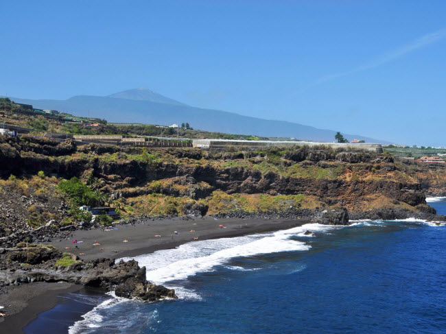 Bãi biển Tenerife&#39;s Playa Bollullo trên đảo Canary &#40;Tây Ban Nha&#41;, có cát đen độc đáo và hướng nhìn ra Đại Tây Dương tuyệt đẹp. Được bao quanh bởi các vách đá hùng vĩ, nơi đây là điểm du lịch hấp dẫn nhất trên đảo Canary.