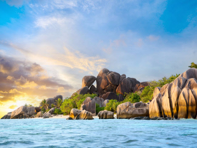 Anse Source d&#39;Argent là một trong những bãi biển hấp dẫn nhất tại đảo quốc Seychelles. Với cát hồng và những khối đá granite ấn tượng, bãi biển được một rạn sa hô chắn sóng, tạo vùng nước phẳng lặng và khá nông.