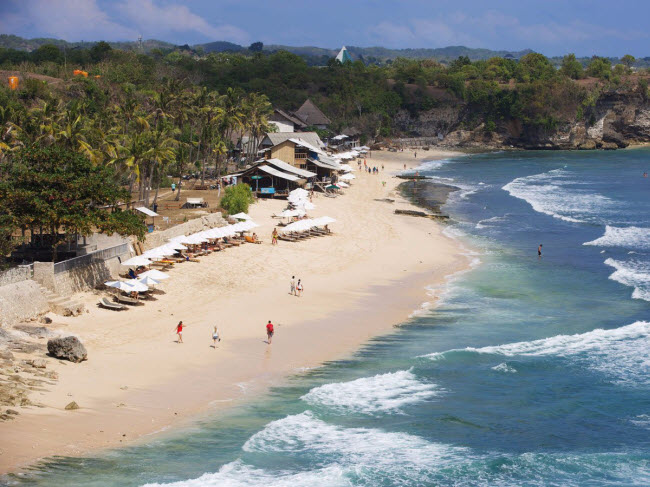 Bãi biển Balangan trên đảo Bali &#40;Indonesia&#41;, có bãi tắm đẹp cùng nhiều dịch vụ như cà phê ngay trên bờ. Nơi đây là địa điểm ưa thích của những người mê lướt ván nhờ có điều kiện thời tiết và sóng phù hợp.