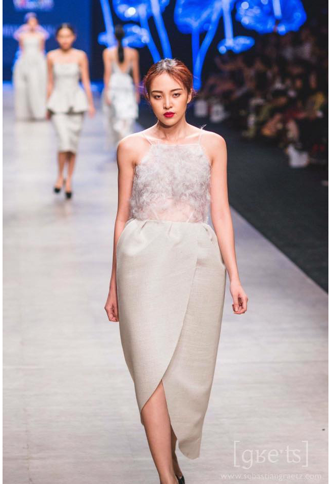 Hình ảnh đẹp của cô trên sàn catwalk Tuần lễ Thời trang quốc tế Việt Nam hồi tháng 5/2015