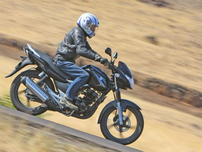 Suzuki GS150R có vận tốc cực đại 108 km/h, tiêu thụ nhiên liệu rất ổn ở mức 56 km/l. Xe còn sở hữu cụm đồng hồ kỹ thuật số, nút khởi động bằng điện và giá bán tại Ấn Độ là 70.851 Rs &#40;~23,4 triệu đồng&#41;.