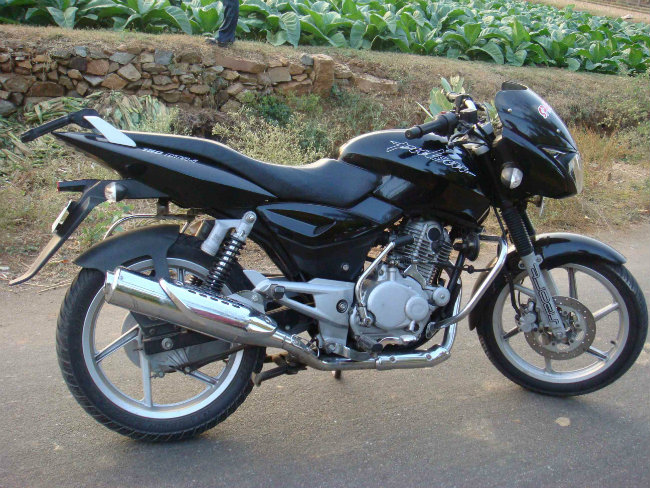 Cuối cùng trong danh sách này là Bajaj Pulsar 150 DTS-I với mức tiêu thụ nhiên liệu 65 km/h, động cơ mạnh 15 mã lực, đạt vận tốc 110 km/h và có giá bán ở Ấn Độ 73.382 Rs &#40;~24,2 triệu đồng&#41;. Mẫu tay côn này quả thực là chiếc xe lý tưởng của thanh niên nông thôn.