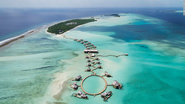 Soneva Jani, Maldives: Đây là một trong những khách sạn đẹp nhất thế giới, với các biệt thự được xây dựng trên mặt nước và mái di động. Tại đây, du khách có thể ngắm cảnh, tắm biển và xem phim ngoài trời.