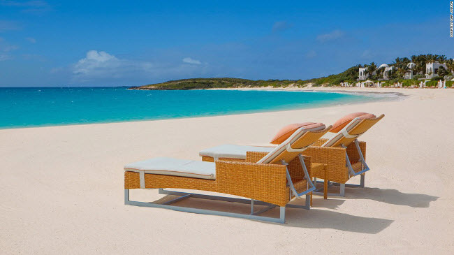 Cap Juluca, Anguilla: Khách sạn nằm gần vịnh Maundays được thiết kế với phong cách cổ điển của vùng Caribbe. Du khách có thể nghỉ ngơi trên bãi biển cát trắng và nước trong xanh như ngọc.