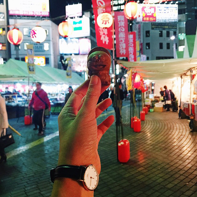 3. Bánh Doraemon đậu đỏ: Taiyaki, chiếc bánh nhân đậu đỏ quen thuộc thường xuất hiện dưới hình hài cá chép, hay bánh cá nhân đậu đỏ. Tuy nhiên, tại chợ đêm Shinagawa ở Tokyo, chiếc bánh đã được biến tấu thành hình dáng mèo máy siêu dễ thương.