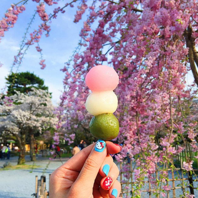 7. Hanami dango: Đây là một loại bánh bột nếp truyền thống của Nhật, với màu hồng từ đậu đỏ và màu xanh của matcha. Loại bánh này thường được ăn trong mùa lễ hội hoa anh đào, trong ảnh là hoa đào nở rộ tại Arashiyama, Kyoto.