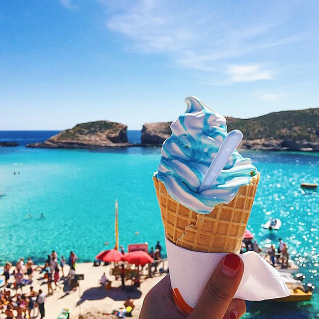 6. Kem dừa xanh: Cây kem có màu sắc y hệt với khung cảnh phía sau, Blue Lagoon tại đảo Conimo, Malta.