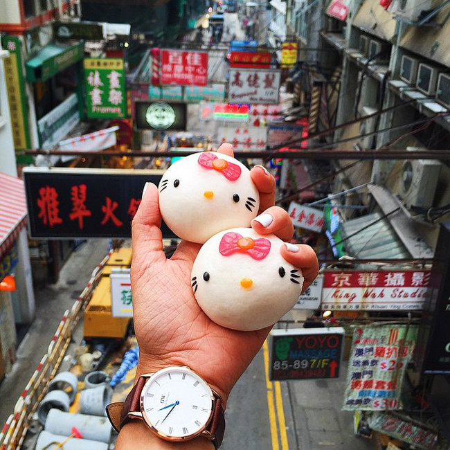 14. Bánh bao kim sa Hello Kitty: Loại bánh siêu dễ thương này được bán tại nhà Hàng Hello Kitty tại Hong Kong, ngoài bánh bao trứng muốn, mọi loại điểm tâm ở đây đề có hình mèo hồng siêu xinh, là thánh địa selfie cho các bạn gái.