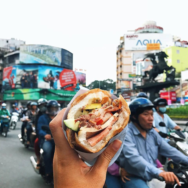 15. Bánh mì: Được đánh giá là món bánh kẹp ngon nhất thế giới, bánh mì là một món ăn không thể bỏ qua khi tới Việt Nam.