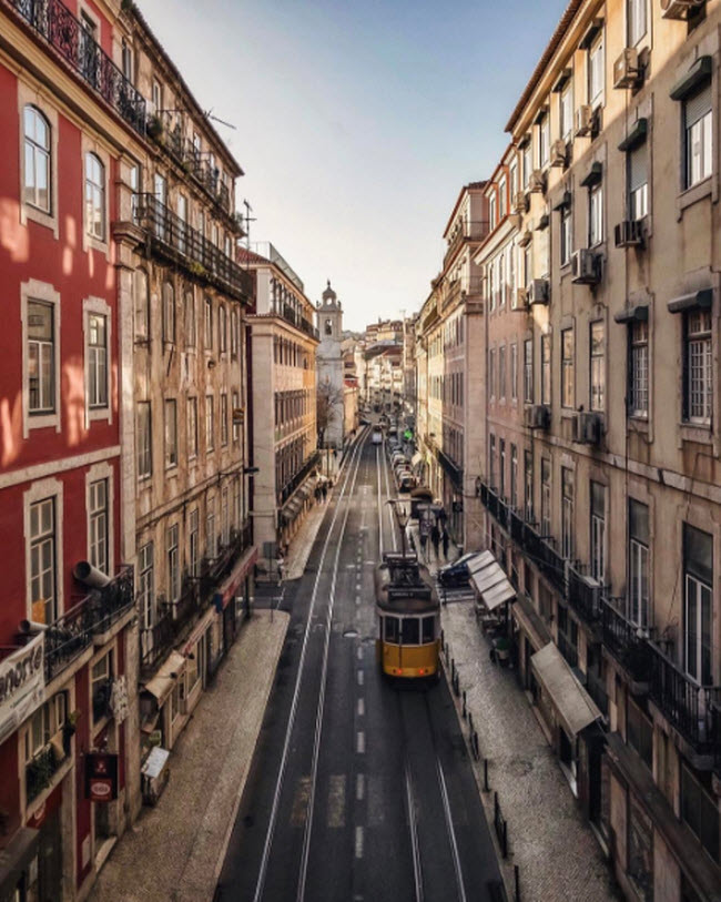 Lisbon, Bồ Đào Nha: “ Phương tiện giao thông công cộng ở đây rất thuận tiện và rẻ. Ở Trung tâm thành phố, phần lớn mọi người đều nói tiếng Anh giúp du khách có thể giao tiếp dễ dàng”, MaddyOC3 chia sẻ.