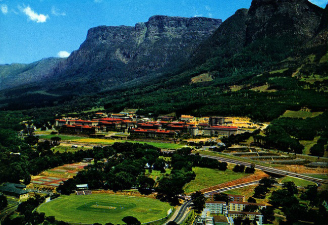 Đại học Cape Town nằm trên triền dốc của dãy núi tuyệt đẹp Devil&#39;s Peak, bên cạnh dãy núi Table Moutain nổi tiếng.