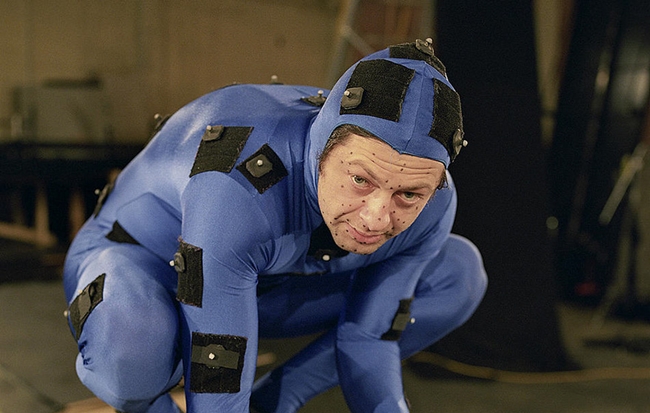 Ngoài đời, nhân vật này do diễn viên Andy Serkis đảm nhận. Khi lên phim, kĩ xảo hiện đại sẽ “biến” Andy thành con quái vật ghê rợn với đôi tai to và gương mặt biến dạng.