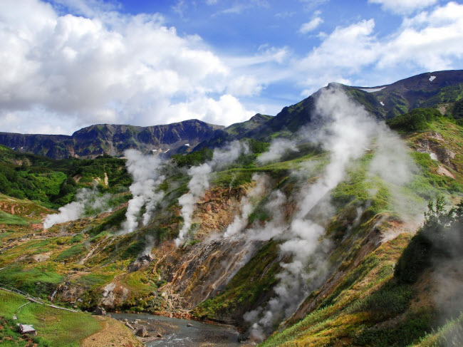 Lạc vào thung lũng mạch nước nóng trên đảo Kamchatka, Nga.