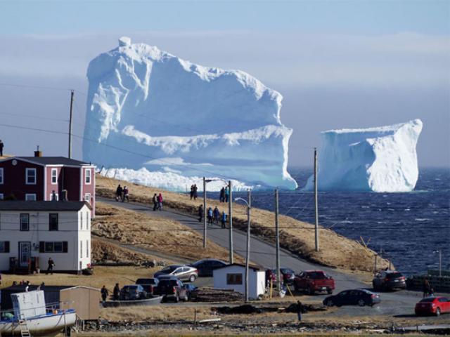 Hàng triệu người đổ về Canada để ngắm 'tảng băng trôi' trong truyền thuyết