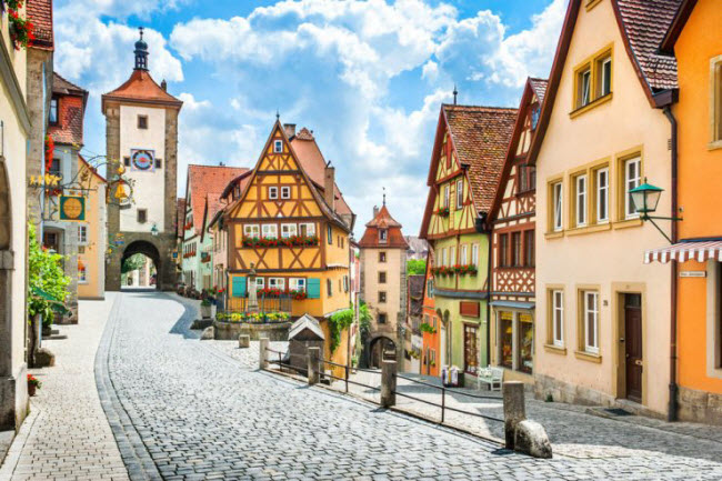 Du khách có thể chiêm ngưỡng toàn cảnh thị trấn Rothenburg ob der Tauber từ trên đỉnh tòa tháp Town Hall Tower. Ngoài ra, bạn có thể tới thăm chợ quảng trường Marktplatz, bảo tàng các hình thức tra tấn từ thời Trung cổ và nhà thờ St. Jakob’s với niên đại hơn 500 năm.