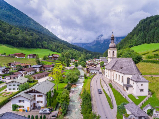 8. Ramsau: Thị trấn chỉ có khoảng 3.000 cư dân nhưng có nhiều thú vị dành cho du khách tới đây. Bạn có thể ngắm cảnh tại hồ Bodensee, khám phá ngôi làng cổ trên núi An-pơ hay tham dự lễ hội truyền thống Almabtrieb.