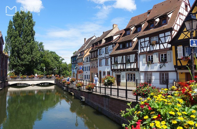 2.&nbsp;Thành phố Colmar, nước Pháp: Thành phố Colmar được biết đến nhiều hơn từ năm 2004, trong bộ phim hoạt hình Nhật Bản “Lâu đài bay của pháp sư Howl”. Colmar được biết đến là thị trấn cổ tích lãng mạn của nước Pháp với kiến trúc nhà theo phong cách của vùng Alsace, khiến những người thoạt nhìn thấy nó chỉ muốn “bỏ túi” ngay và luôn.