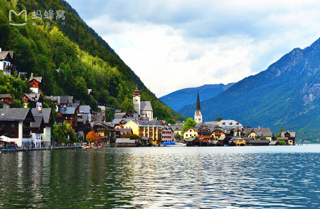 3. Thị trấn Hallstatt, nước Áo: Từng có người nói rằng: “Nếu có một người yêu bạn, hãy đưa anh ta đến Hallstatt; nếu một người hận bạn, cũng đưa anh ta đến Hallstatt; anh ta vẫn sẽ rơi vào lưới tình của bạn”. Hallstatt là một cổ trấn nhỏ của nước Áo, là nơi thu hút nhiều du khách đến tham quan nhất, phong cảnh nơi đây được coi là “bất khả chiến bại”, bởi vậy nó còn được mệnh danh là “Bưu thiếp tới từ thiên đàng”.