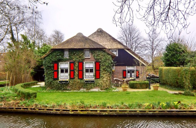 4. Làng Giethoorn, Hà Lan:&nbsp;Giethoorn&nbsp;là một ngôi làng tại tỉnh&nbsp;Overijssel&nbsp;của&nbsp;Hà&nbsp;Lan, Giethoorn vốn là một ngôi làng nằm trong một khu dân cư không xe hơi, là một trong những nơi được biết đến tại Hà Lan với biệt danh &#34;Venice&nbsp;của phương Nam&#34;&nbsp;hay &#34;Venice của Hà Lan&#34;.&nbsp;Với phong cảnh con kênh nhỏ lượn quanh làng khiến không khí và vẻ đẹp nơi đây trở nên thi vị.&nbsp;