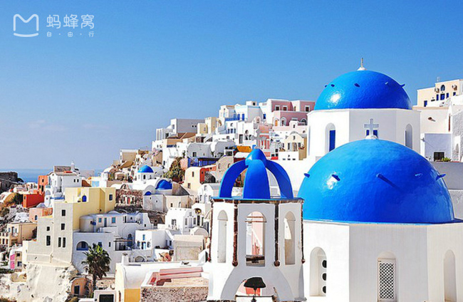 Santorini luôn là một thiên đường mà ai cũng muốn ghé qua dù chỉ một lần trong đời, đó là vùng đất tự do có cảnh hoàng hôn đẹp nhất thế giới, có cảnh biển Aegea đẹp tuyệt vời, những tòa lâu đài cổ tích màu trắng và những vòm nhà thiên chúa xanh biển, một ít tàn tích ngọn núi lửa của nền văn minh cổ đại. Sống ở đây, thời gian như trôi chậm hơn!&nbsp;