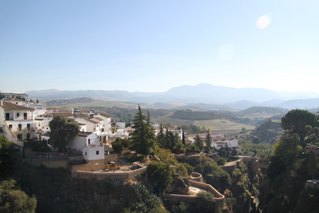 7. Thị trấn Ronda, Tây Ban Nha: Ronda&nbsp;là một đô thị thuộc&nbsp;tỉnh Málaga, cộng đồng tự trị&nbsp;Andalusia,&nbsp;Tây Ban Nha. Ronda là tòa kiến trúc “Sky City” được xây dựng trên vách đá, một “thủ đô Aventure” kỳ lạ và bí ẩn, nó không chỉ là “thành phố của sự bỏ trốn” của văn vẻ của nhà văn Hemingway, mà nó còn là thánh địa đấu bò tót truyền thống của Tây Ban Nha.