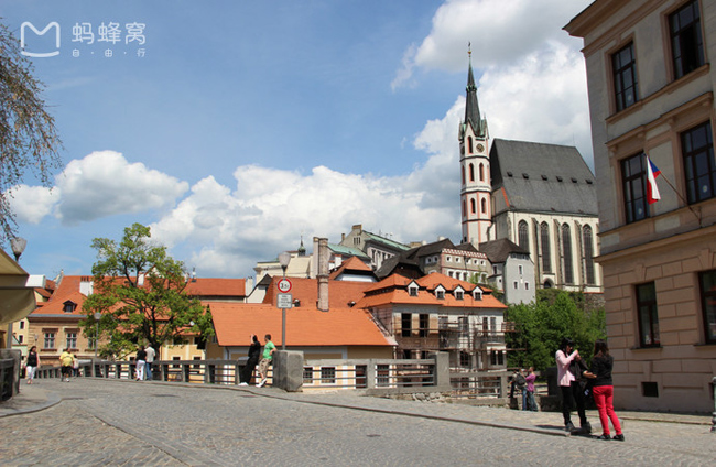 Cesky Krumlov là một thị trấn chuyện cổ tích, từ cái nhìn đầu tiên, bạn sẽ bị thu hút bởi sự uốn lượn của con sông mềm mại, lớp mái đỏ của kiến trúc nhà nơi đây, vòm tròn màu xanh lá cây của vài nhà thờ,..