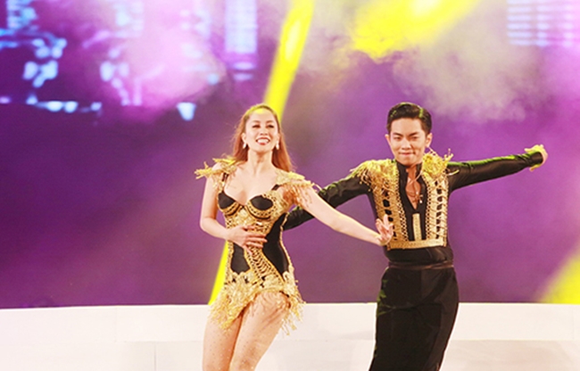 Dù chênh nhau 12 tuổi nhưng với niềm đam mê chung là dancesport, cả hai đã xích lại gần nhau hơn.