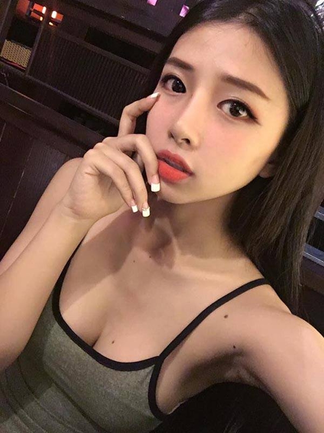 Phong cách thời trang sexy ở đời thường của bạn gái Phan Mạnh Quỳnh.