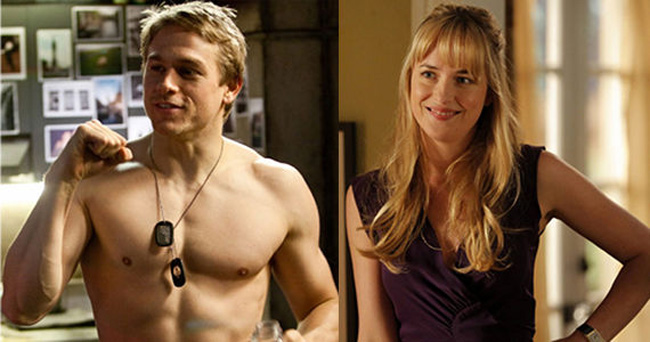 Bên cạnh Charlie Hunnam,&nbsp;Dakota Johnson trông cực kỳ quyến rũ.