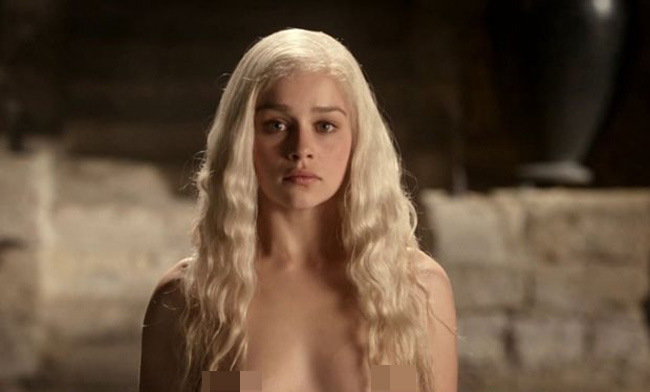 Vai diễn “mẹ Rồng” Daenerys Targaryen do nữ diễn viên&nbsp;Emilia Clarke thủ vai trong Game of Thrones &#40;Trò chơi vương quyền&#41; được chú ý nhờ cảnh &#34;yêu&#34; táo bạo và các phân cảnh khỏa thân trong phim.